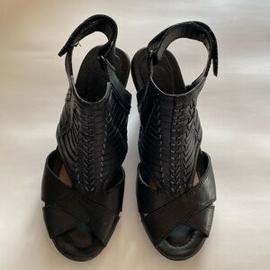 Earth Libra heels sandals womens black 8 eight woven VGUC